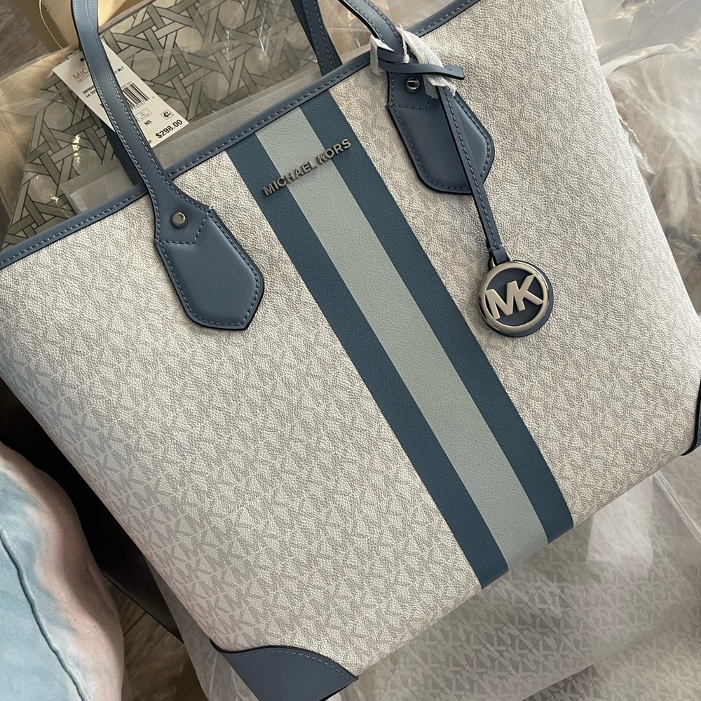 New ๐ mk large tote with clutch - Picture 9 of 9